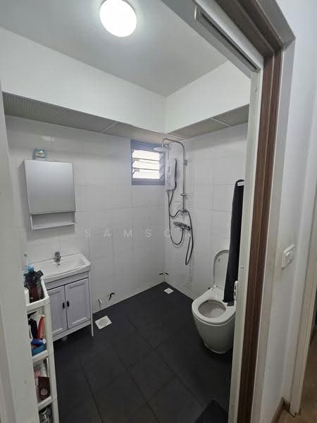 377B Hougang Street 32, 377B Hougang Street 32, Hougang / Punggol / Sengkang, 4 Bedrooms, 1,206 sqft, HDB Flat For Sale, by Samson ., 500283004 - Bathroom - PropertyGuru.com.sg