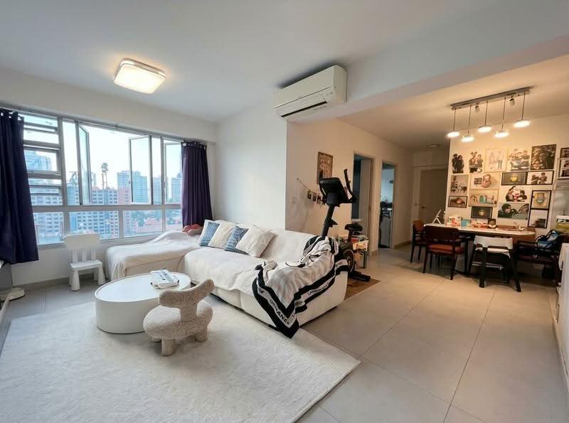 130B Lorong 1 Toa Payoh, 130B Lorong 1 Toa Payoh, Balestier / Toa Payoh, 3 Bedrooms, 1,001 sqft, HDB Flat For Sale, by Gina Tng, 500283034 - Living Room - PropertyGuru.com.sg