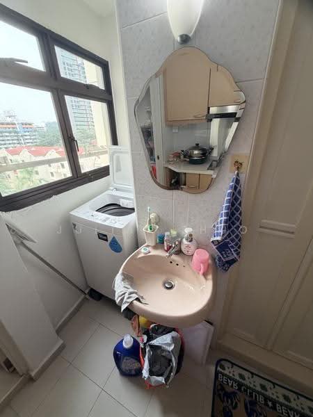 96 Lorong 3 Toa Payoh, 96 Lorong 3 Toa Payoh, Balestier / Toa Payoh, 2 Bedrooms, 732 sqft, HDB Flat For Rent, by Julian Zhuo, 500283047 - Bathroom - PropertyGuru.com.sg