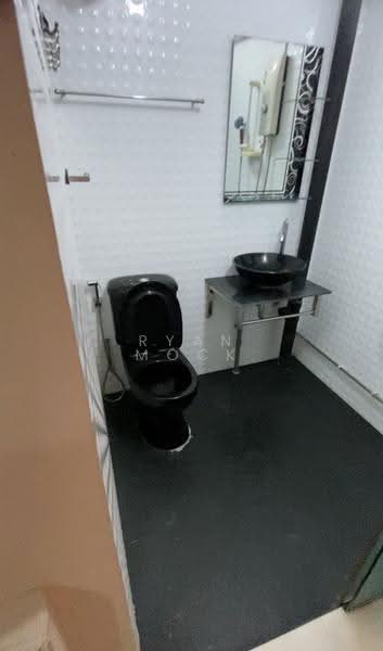 715 Clementi West Street 2, 715 Clementi West Street 2, Buona Vista / West Coast / Clementi New Town, 3 Bedrooms, 990 sqft, HDB Flat For Rent, by Ryan Mock, 500283048 - Master Room Attached Bathroom - PropertyGuru.com.sg