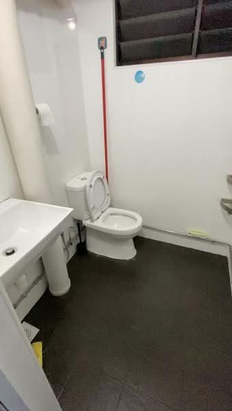 715 Clementi West Street 2, 715 Clementi West Street 2, Buona Vista / West Coast / Clementi New Town, 3 Bedrooms, 990 sqft, HDB Flat For Rent, by Ryan Mock, 500283048 - Common Bathroom - PropertyGuru.com.sg