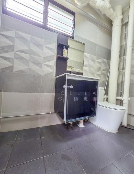 408 Hougang Avenue 10, 408 Hougang Avenue 10, Hougang / Punggol / Sengkang, 4 Bedrooms, 1,302 sqft, HDB Flat For Sale, by Marcella Yong 杨惠晴, 500283073 - Bathroom - PropertyGuru.com.sg