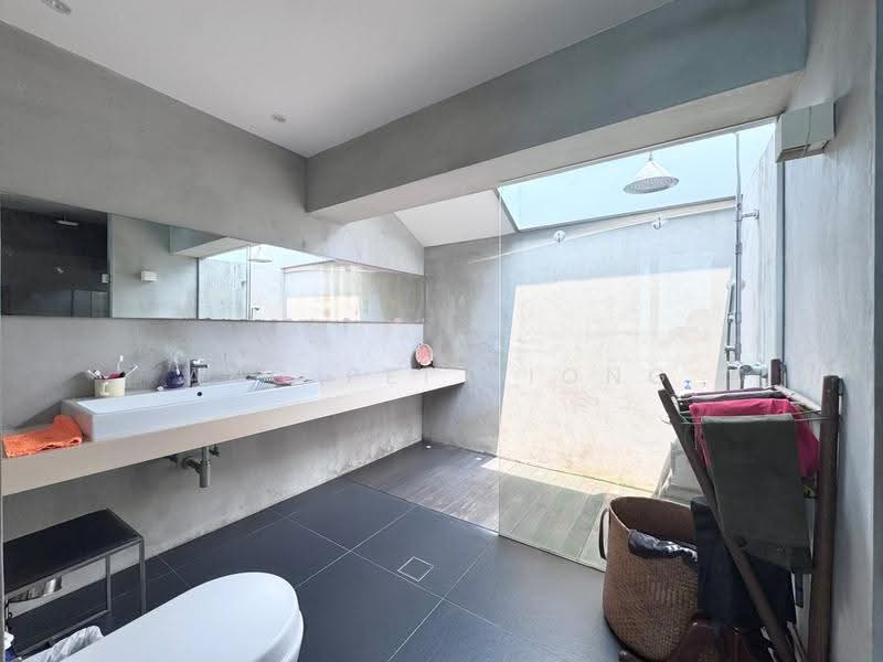The Solitaire, 5A Balmoral Park, Tanglin / Holland / Bukit Timah, 3 Bedrooms, 2,691 sqft, Condominium For Sale, by Ang Pei Xiong, 500283082 - Bathroom - PropertyGuru.com.sg