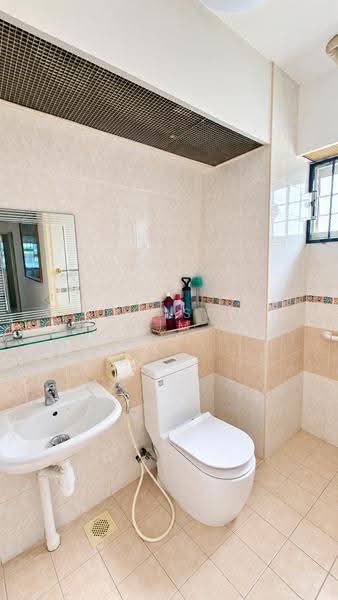 383A Bukit Batok West Avenue 5, 383A Bukit Batok West Avenue 5, Dairy Farm / Bukit Panjang / Choa Chu Kang, Room Rental, 120 sqft, HDB Flat For Rent, by Johnson Lim, 500283110 - Bathroom - PropertyGuru.com.sg