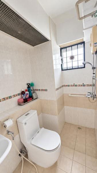 383A Bukit Batok West Avenue 5, 383A Bukit Batok West Avenue 5, Dairy Farm / Bukit Panjang / Choa Chu Kang, Room Rental, 120 sqft, HDB Flat For Rent, by Johnson Lim, 500283110 - Bathroom - PropertyGuru.com.sg