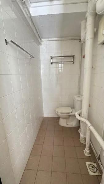 73 Lorong 4 Toa Payoh, 73 Lorong 4 Toa Payoh, Balestier / Toa Payoh, 2 Bedrooms, 667 sqft, HDB Flat For Sale, by Ryan Yeo, 500283137 - Bathroom - PropertyGuru.com.sg