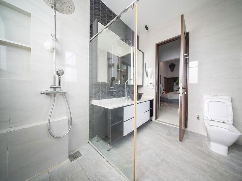 D15LANDED.COM Designer Architect, Modern Detached in Siglap, Frankel Estate, Siglap, East Coast / Marine Parade, 5 Bedrooms, 9,000 sqft, Detached House For Sale, by Jay Ng, 500283145 - Bathroom - PropertyGuru.com.sg
