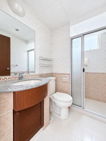Castle Green, 487 Yio Chu Kang Road, Mandai / Upper Thomson, 4 Bedrooms, 1,410 sqft, Condominium For Sale, by Andy Lim 林佳俊, 500283152 - Bathroom - PropertyGuru.com.sg