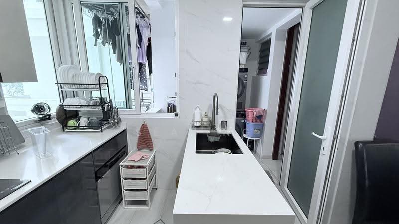 Edelweiss Park Condo, 92 Flora Road, Changi Airport / Changi Village, 3 Bedrooms, 1,281 sqft, Condominium For Sale, by Sean Ng, 500283162 - Kitchen - PropertyGuru.com.sg
