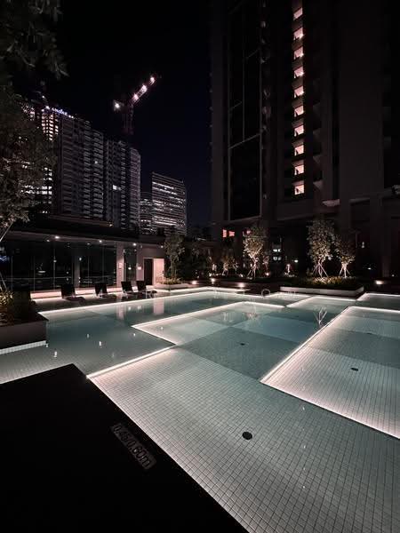 The M, 38 Middle Road, Beach Road / Bugis / Rochor, 1 Bedroom, 527 sqft, Condominium For Rent, by Mark Loon, 500283191 - Pool view at night - PropertyGuru.com.sg