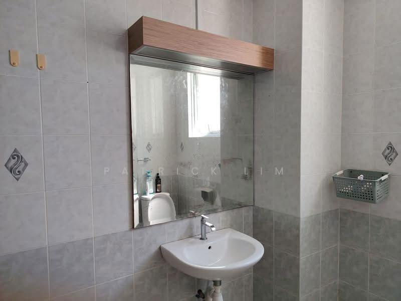 Landed House near Kembangan MRT, Eunos / Geylang / Paya Lebar, Room Rental, 400 sqft, Detached House For Rent, by Patrick Lim, 500283245 - Ensuite Bathroom in Master - PropertyGuru.com.sg