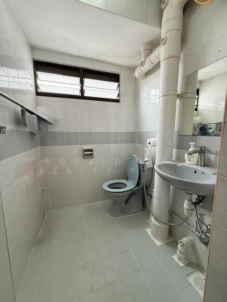 23 Bedok South Avenue 1, 23 Bedok South Avenue 1, Bedok / Upper East Coast, 2 Bedrooms, 785 sqft, HDB Flat For Sale, by SIAH GEOK CHOO, 500283273 - Bathroom - PropertyGuru.com.sg