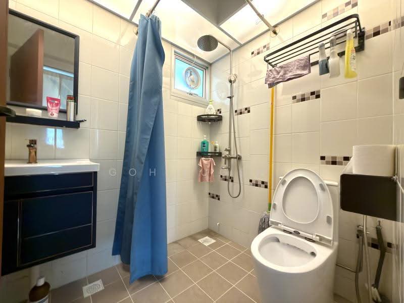 570A Woodlands Avenue 1, 570A Woodlands Avenue 1, Admiralty / Woodlands, 2 Bedrooms, 721 sqft, HDB Flat For Sale, by Goh Eugene, 500283304 - Bathroom - PropertyGuru.com.sg