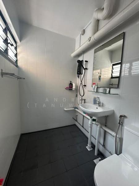 211 Bukit Batok Street 21, 211 Bukit Batok Street 21, Dairy Farm / Bukit Panjang / Choa Chu Kang, 3 Bedrooms, 1,119 sqft, HDB Flat For Rent, by Andria (Tanuwijaya), 500283317 - Bathroom - PropertyGuru.com.sg