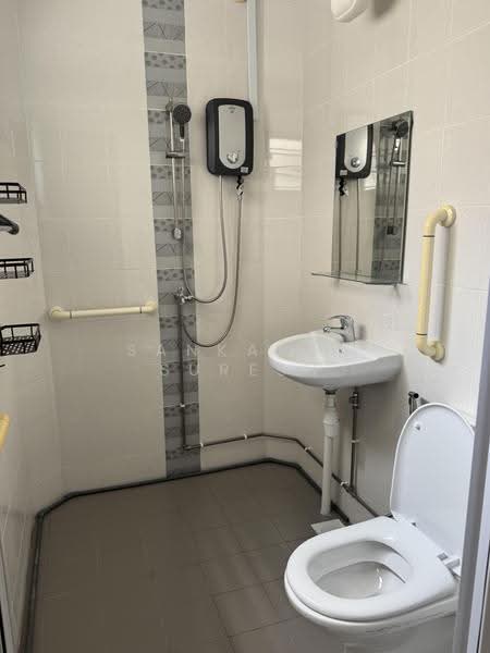 135 Bedok Reservoir Road, 135 Bedok Reservoir Road, Bedok / Upper East Coast, 3 Bedrooms, 1,109 sqft, HDB Flat For Sale, by Sankaran Suresh, 500283318 - Bathroom - PropertyGuru.com.sg