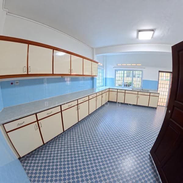 Spacious Bungalow Lorong J Telok Kurau, Telok Kurau, East Coast / Marine Parade, 5 Bedrooms, 3,627 sqft, Bungalow House For Rent, by Billy Ong, 500283420 - Kitchen - PropertyGuru.com.sg