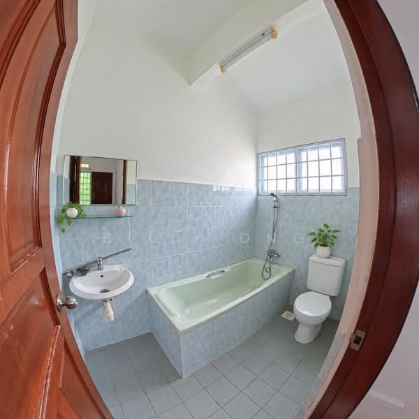 Spacious Bungalow Lorong J Telok Kurau, Telok Kurau, East Coast / Marine Parade, 5 Bedrooms, 3,627 sqft, Bungalow House For Rent, by Billy Ong, 500283420 - MBR Bathroom - PropertyGuru.com.sg