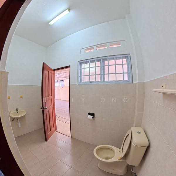 Spacious Bungalow Lorong J Telok Kurau, Telok Kurau, East Coast / Marine Parade, 5 Bedrooms, 3,627 sqft, Bungalow House For Rent, by Billy Ong, 500283420 - Yard bathroom - PropertyGuru.com.sg