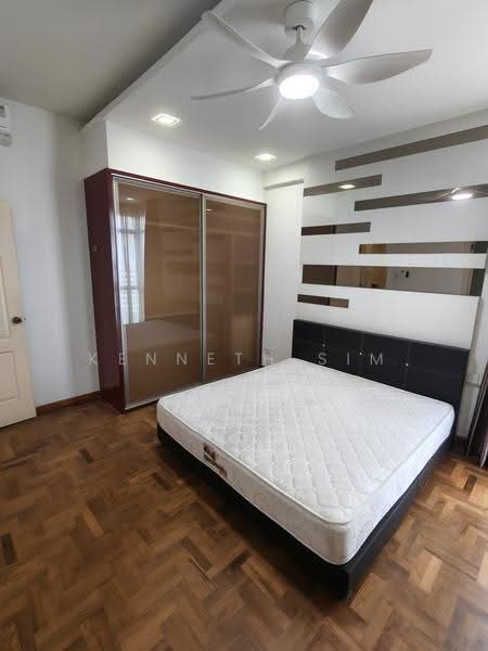 Parc Oasis, 41 Jurong East Avenue 1, Boon Lay / Jurong / Tuas, 3 Bedrooms, 1,378 sqft, Condominium For Rent, by KENNETH SIM, 500283442 - Master Bedroom King bed - PropertyGuru.com.sg