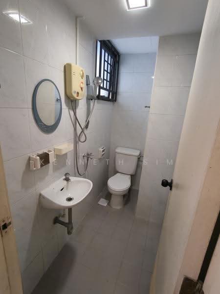 Parc Oasis, 41 Jurong East Avenue 1, Boon Lay / Jurong / Tuas, 3 Bedrooms, 1,378 sqft, Condominium For Rent, by KENNETH SIM, 500283442 - Yard toilet - PropertyGuru.com.sg