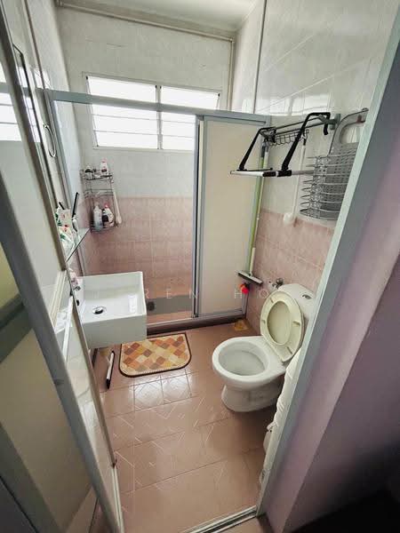 818 Tampines Street 81, 818 Tampines Street 81, Pasir Ris / Tampines, Room Rental, 200 sqft, HDB Flat For Rent, by Jaren Hoo, 500283448 - Bathroom - PropertyGuru.com.sg