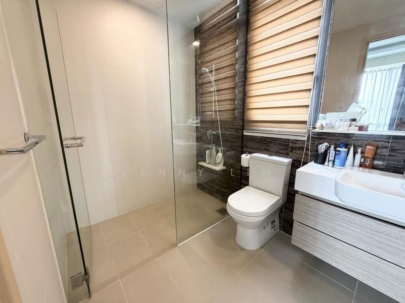 The Luxurie, 21 Compassvale Road, Hougang / Punggol / Sengkang, 3 Bedrooms, 1,055 sqft, Condominium For Sale, by Vanny Lim, 500283490 - Bathroom - PropertyGuru.com.sg