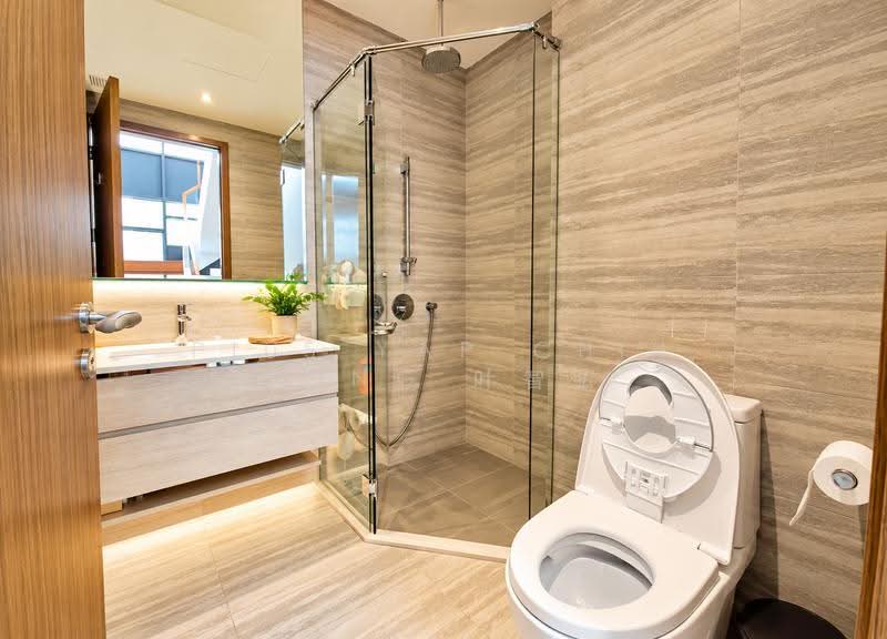 Alana, Sunrise Terrace, Seletar / Yio Chu Kang, 4 Bedrooms, 3,078 sqft, Terraced House For Rent, by Pius Yap Chih Hong 叶智弘, 500283515 - Bathroom - PropertyGuru.com.sg