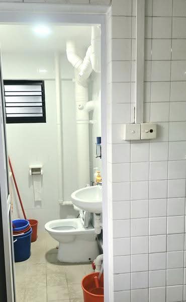153 Serangoon North Avenue 1, 153 Serangoon North Avenue 1, Hougang / Punggol / Sengkang, 2 Bedrooms, 688 sqft, HDB Flat For Sale, by Lissandre See, 500283542 - Bathroom - PropertyGuru.com.sg