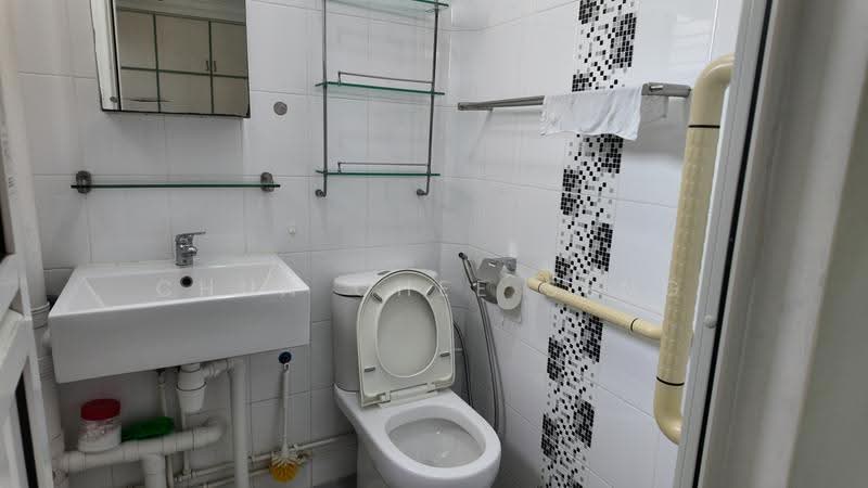 41 Teban Gardens Road, 41 Teban Gardens Road, Boon Lay / Jurong / Tuas, Room Rental, 220 sqft, HDB Flat For Rent, by Chua Chee Seng, 500283561 - Bathroom - PropertyGuru.com.sg