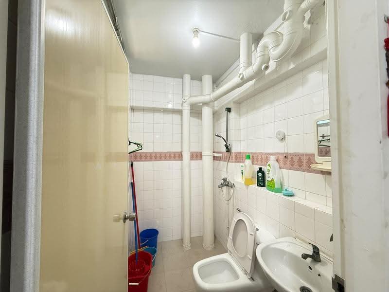 643 Jurong West Street 61, 643 Jurong West Street 61, Boon Lay / Jurong / Tuas, 3 Bedrooms, 968 sqft, HDB Flat For Sale, by Angela Khoo, 500283586 - Bathroom - PropertyGuru.com.sg