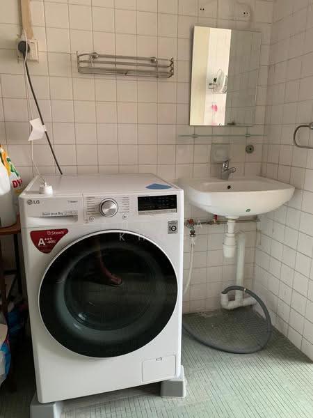 304 Jurong East Street 32, 304 Jurong East Street 32, Boon Lay / Jurong / Tuas, Room Rental, 180 sqft, HDB Flat For Rent, by Angela Khoo, 500283595 - Bathroom - PropertyGuru.com.sg