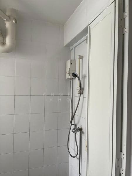 304 Jurong East Street 32, 304 Jurong East Street 32, Boon Lay / Jurong / Tuas, Room Rental, 180 sqft, HDB Flat For Rent, by Angela Khoo, 500283595 - Bathroom - PropertyGuru.com.sg