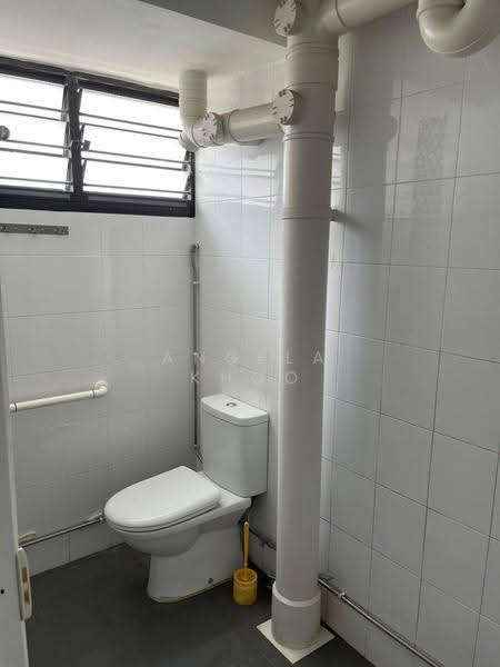 304 Jurong East Street 32, 304 Jurong East Street 32, Boon Lay / Jurong / Tuas, Room Rental, 180 sqft, HDB Flat For Rent, by Angela Khoo, 500283595 - Bathroom - PropertyGuru.com.sg