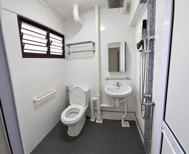 337 Hougang Avenue 7, 337 Hougang Avenue 7, Hougang / Punggol / Sengkang, 3 Bedrooms, 980 sqft, HDB Flat For Sale, by Jackson Tan 陈涣乐, 500283622 - Bathroom - PropertyGuru.com.sg