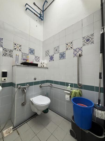Techniques Centre, 67 Ubi Crescent, Eunos / Geylang / Paya Lebar, 1,249 sqft, Light Industrial (B1) For Sale, by Jasey Lim, 500283634 - Bathroom - CommercialGuru.com.sg