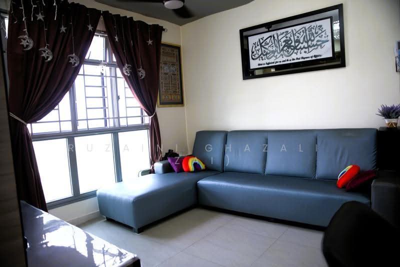 30 Margaret Drive, 30 Margaret Drive, Alexandra / Commonwealth, 2 Bedrooms, 668 sqft, HDB Flat For Sale, by Ruzaini Ghazali (Zai), 500283764 - Living Room - PropertyGuru.com.sg