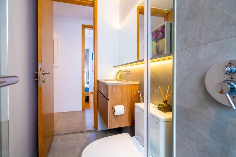 The Regency at Tiong Bahru, 38 Chay Yan Street, Alexandra / Commonwealth, 3 Bedrooms, 1,281 sqft, Condominium For Sale, by Sharon Jany, 500283816 - Bathroom - PropertyGuru.com.sg