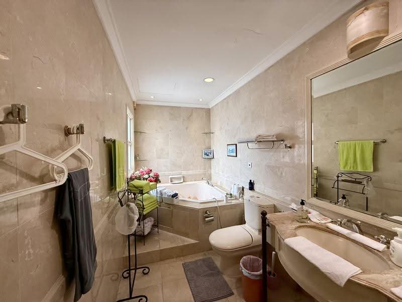 Holland Grove, Holland Grove View, Tanglin / Holland / Bukit Timah, 5 Bedrooms, 3,700 sqft, Detached House For Rent, by Jessica Low, 500283862 - Bathroom - PropertyGuru.com.sg