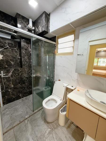 112 Edgefield Plains, 112 Edgefield Plains, Hougang / Punggol / Sengkang, 4 Bedrooms, 1,399 sqft, HDB Flat For Rent, by Sebastian Koh, 500283869 - Bathroom - PropertyGuru.com.sg