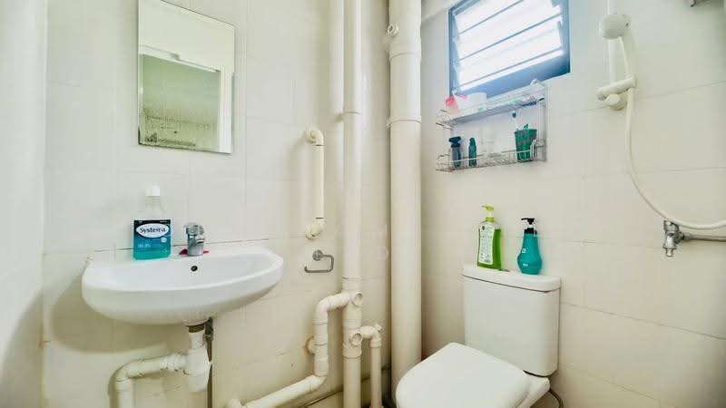 303 Jurong East Street 32, 303 Jurong East Street 32, Boon Lay / Jurong / Tuas, 2 Bedrooms, 882 sqft, HDB Flat For Sale, by TAN POH KHIT, BILLY SUPHAKHIT, 500283907 - Bathroom - PropertyGuru.com.sg