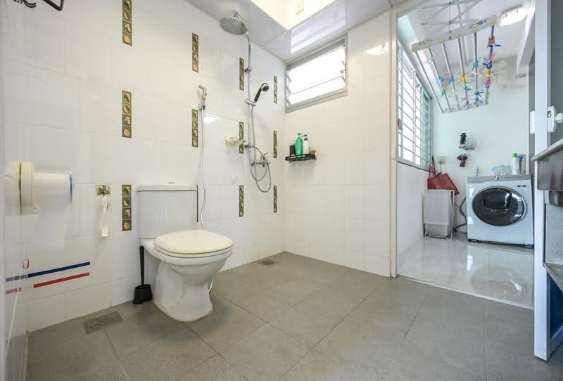 420 Clementi Avenue 1, 420 Clementi Avenue 1, Buona Vista / West Coast / Clementi New Town, 3 Bedrooms, 1,033 sqft, HDB Flat For Sale, by Thomas Lim, 500283928 - Bathroom - PropertyGuru.com.sg