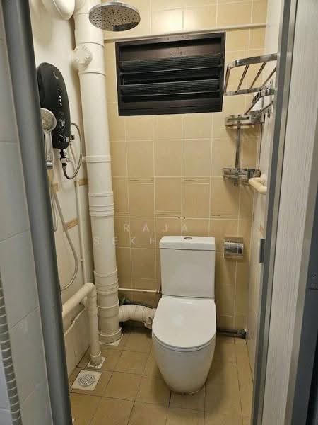 213 Lorong 8 Toa Payoh, 213 Lorong 8 Toa Payoh, Balestier / Toa Payoh, 3 Bedrooms, 883 sqft, HDB Flat For Rent, by Raja Sekhara, 500284004 - Bathroom - PropertyGuru.com.sg