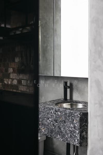 Stangee Place, A little brick, a little light, a lot of character. Stangee Place Level 2 walk up, East Coast / Marine Parade, 2 Bedrooms, 1,076 sqft, Walk-up Apartment For Sale, by Tien Tien Chen, 500284009 - Bathroom - PropertyGuru.com.sg