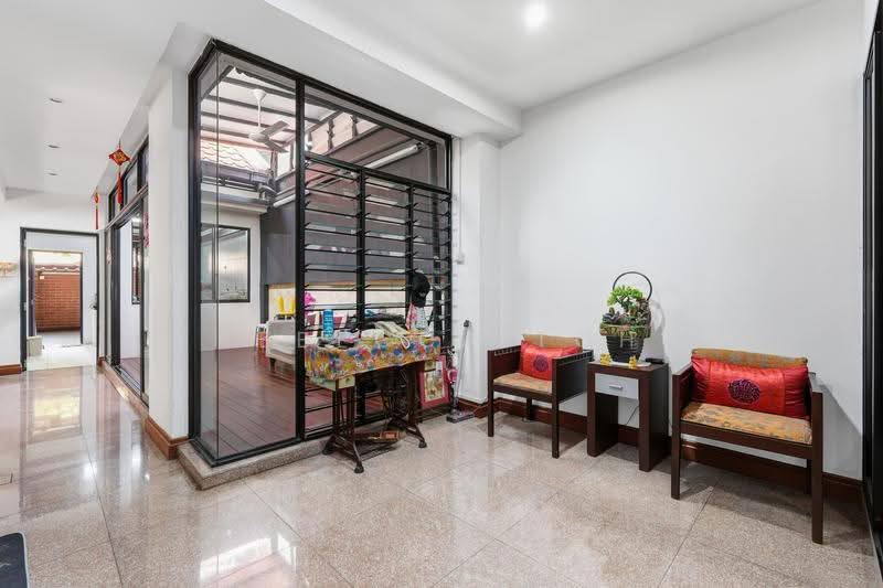 Yunnan Gardens, Yunnan Walk 1, Boon Lay / Jurong / Tuas, 5 Bedrooms, 5,000 sqft, Terraced House For Sale, by Rebecca Toh, 500284018 - Walkway - PropertyGuru.com.sg
