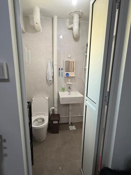 879 Yishun Street 81, 879 Yishun Street 81, Sembawang / Yishun, 2 Bedrooms, 904 sqft, HDB Flat For Rent, by Lim Y X, 500284019 - Bathroom - PropertyGuru.com.sg