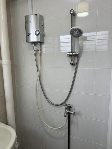 527 Jurong West Street 52, 527 Jurong West Street 52, Boon Lay / Jurong / Tuas, 2 Bedrooms, 721 sqft, HDB Flat For Sale, by Ivan Singh, 500284023 - Bathroom - PropertyGuru.com.sg