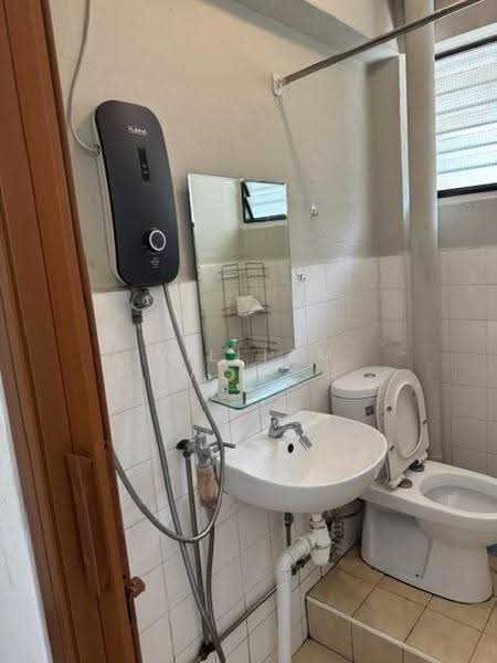 1 Beach Road, 1 Beach Road, Beach Road / Bugis / Rochor, 2 Bedrooms, 360 sqft, HDB Flat For Rent, by William Wong, 500284041 - Bathroom - PropertyGuru.com.sg