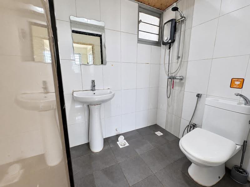 182A Woodlands Street 13, 182A Woodlands Street 13, Admiralty / Woodlands, 2 Bedrooms, 732 sqft, HDB Flat For Sale, by Khairiah Samson, 500284048 - Common Bathroom - PropertyGuru.com.sg