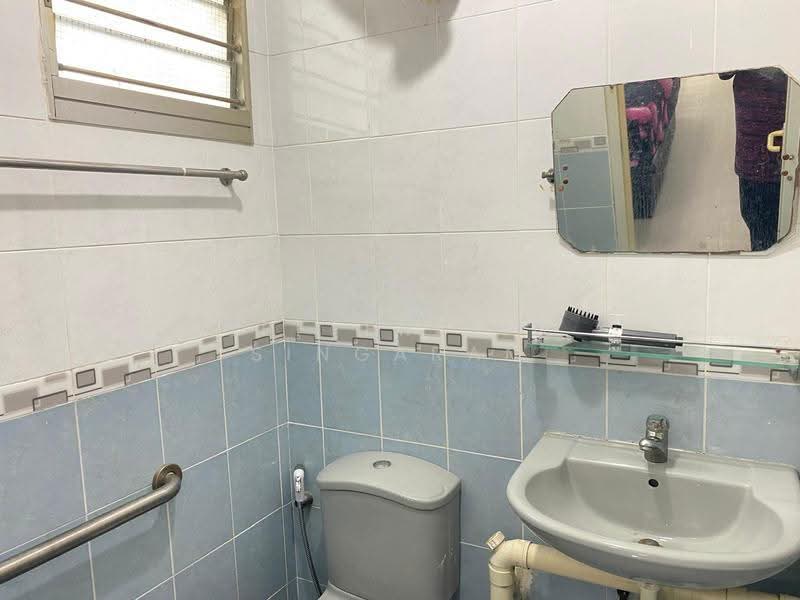 416 Ang Mo Kio Avenue 10, 416 Ang Mo Kio Avenue 10, Ang Mo Kio / Bishan / Thomson, 3 Bedrooms, 753 sqft, HDB Flat For Rent, by Jefferidin Singaram, 500284066 - Bathroom - PropertyGuru.com.sg