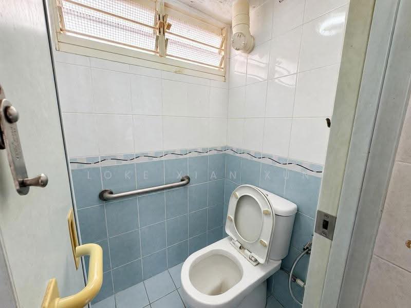8 Holland Avenue, 8 Holland Avenue, Tanglin / Holland / Bukit Timah, 3 Bedrooms, 635 sqft, HDB Flat For Sale, by Loke Xian Xun, 500284090 - Bathroom - PropertyGuru.com.sg